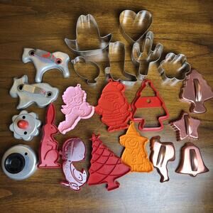 Cookie Cutters Lot Of 21 Mixed Metal & Plastic Modern & Vintage Baking Tool READ